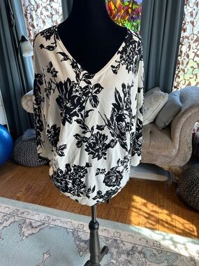 Joan Vass Black & White Floral V-Neck Sweatshirt